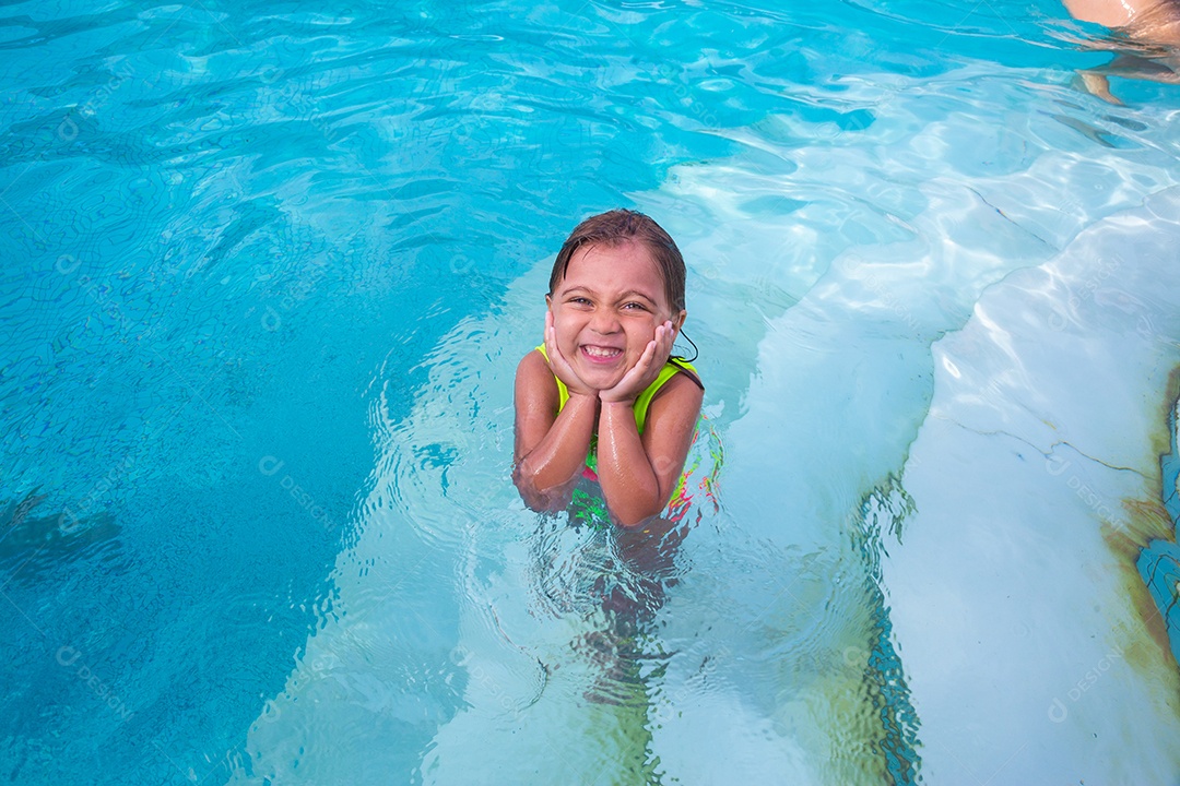 Linda menina garotinha usando roupas de banho sobre piscina curtindo verão