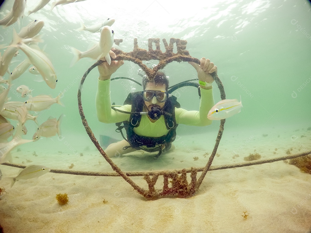 Homem jovem mergulhando sobre uma aguas profunda