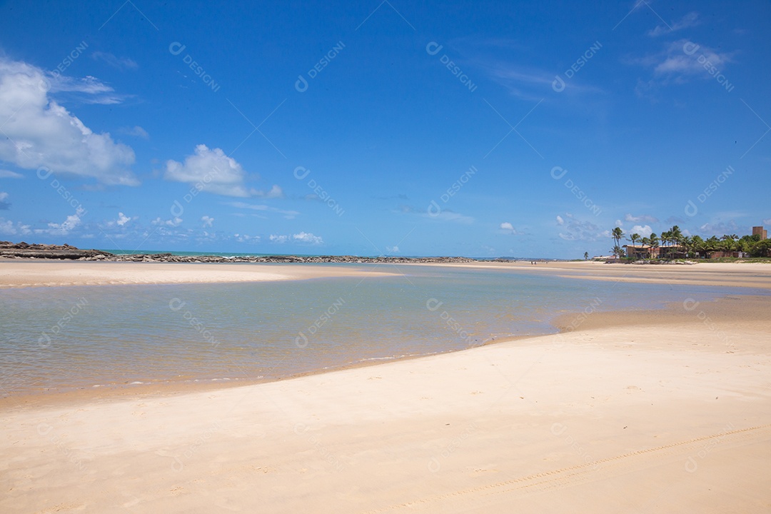 Paisagem lago praia vazia