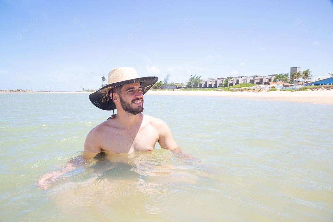 Homem jovem curtindo férias sobre uma praia