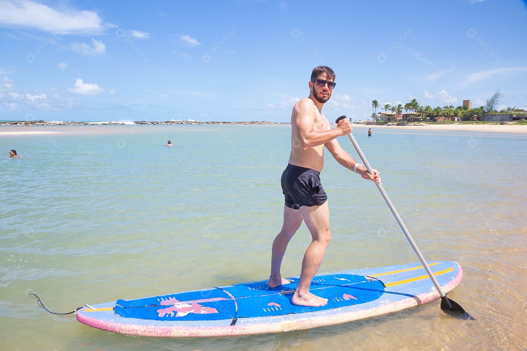 Homem jovem curtindo férias sobre uma praia