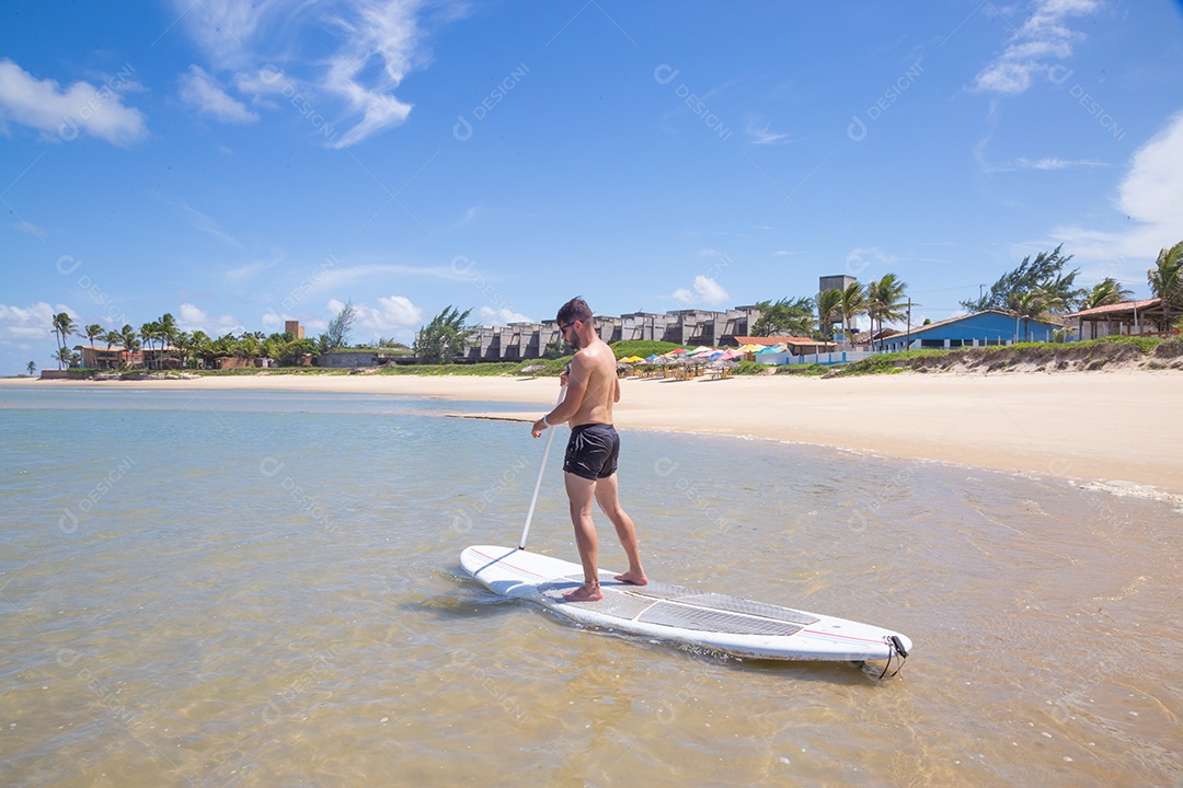 Homem jovem curtindo férias sobre uma praia