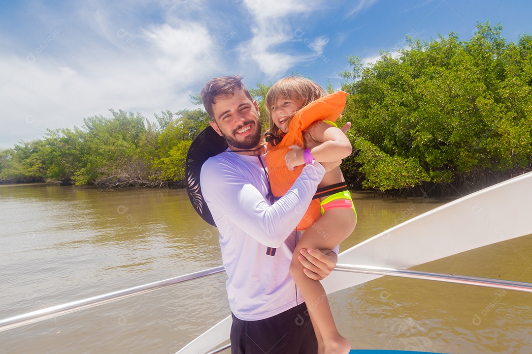 Pai com sua filha sobre lancha da uma volta sobre lago família