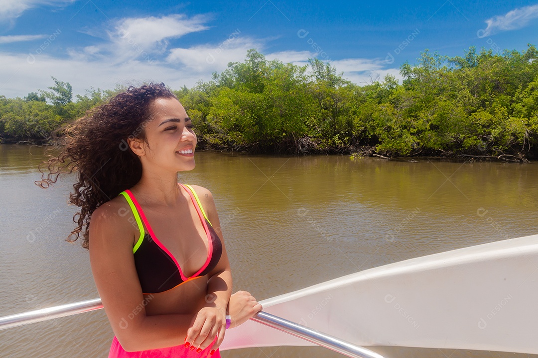 Mulher linda jovem usando biquini andando de lancha curtindo verão