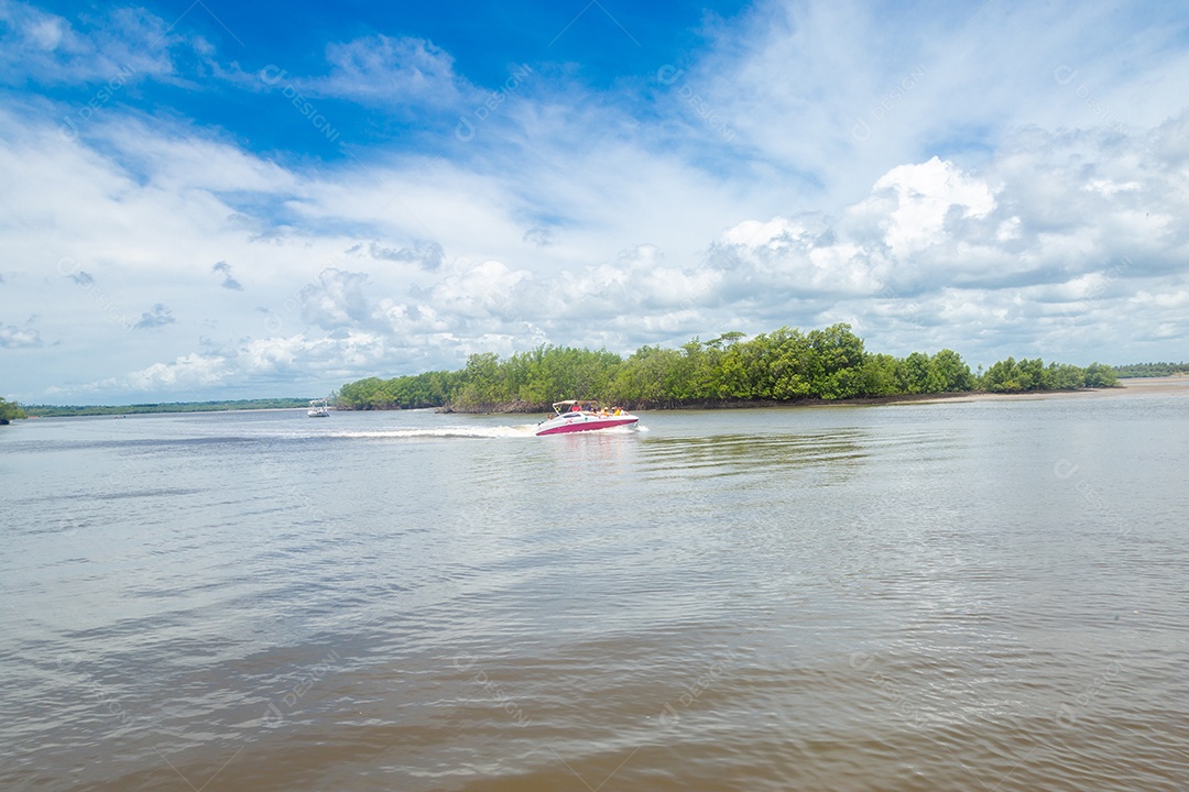 Lancha andando sobre lago paisagem
