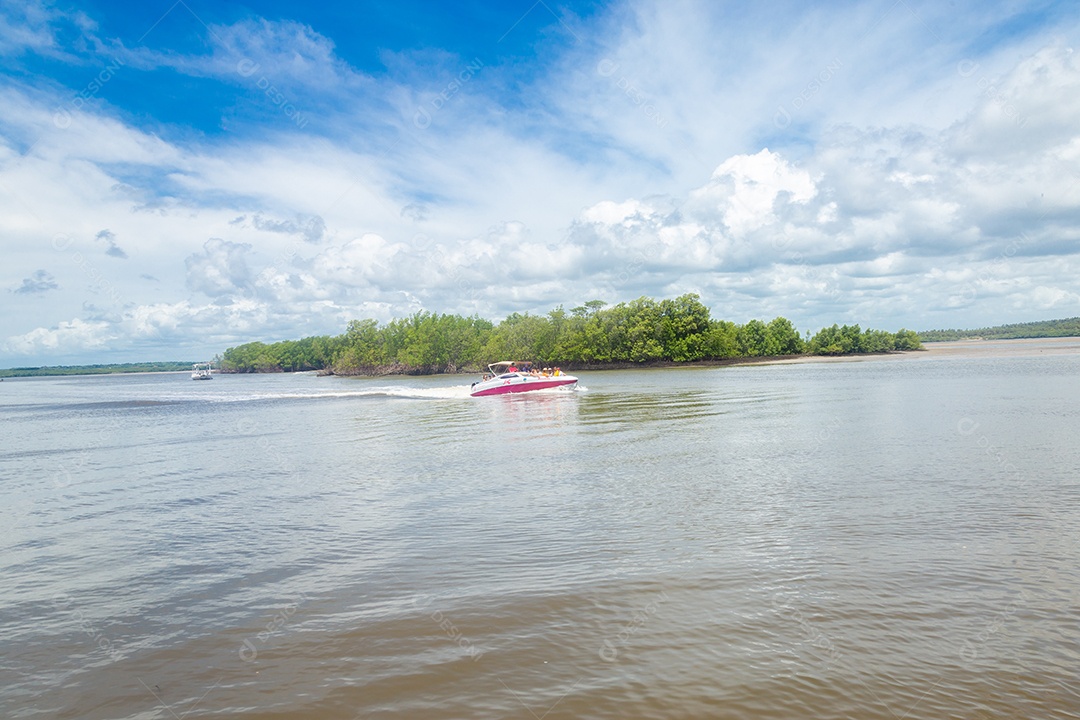 Lancha andando sobre lago paisagem