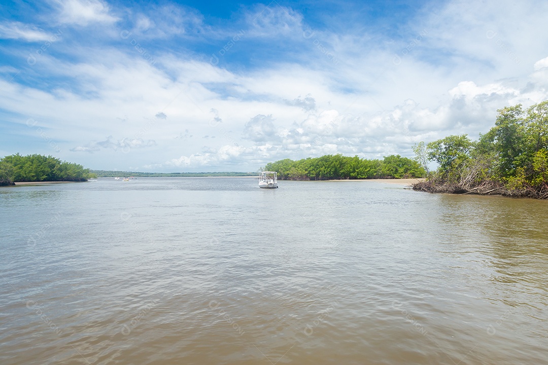 Lancha andando sobre lago paisagem