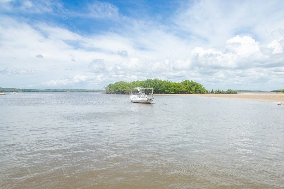 Lancha andando sobre lago paisagem