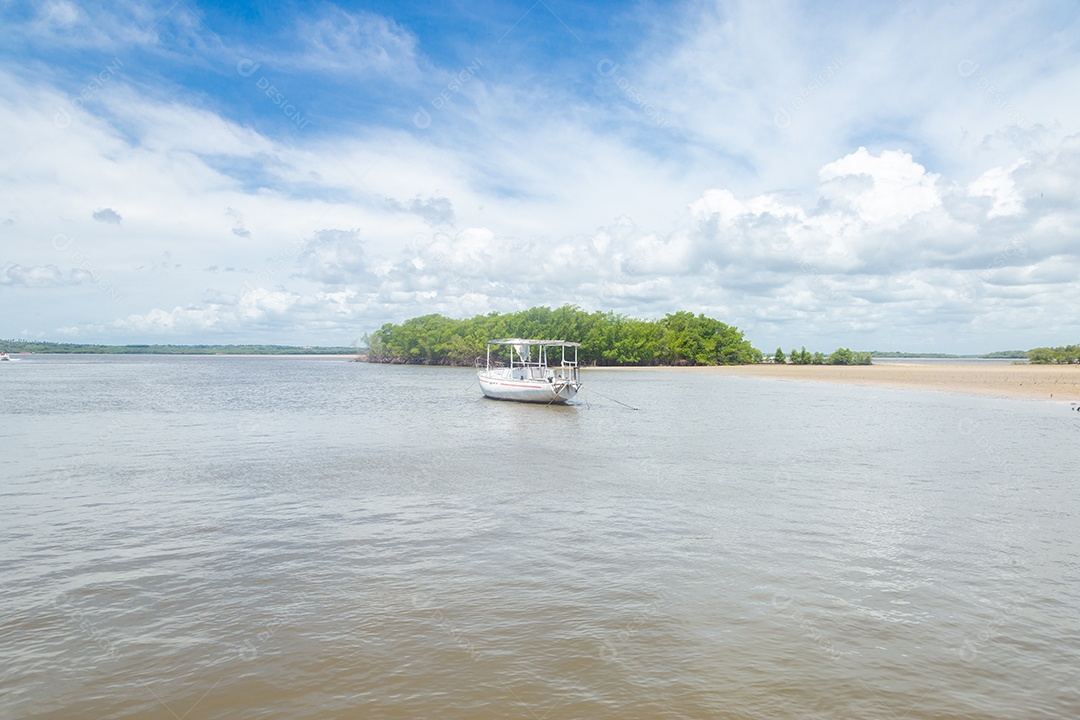 Lancha andando sobre lago paisagem