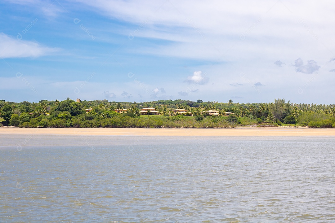 Lancha andando sobre lago paisagem