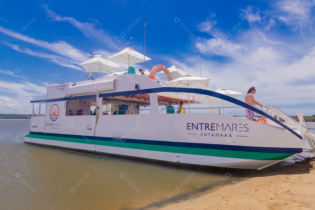 Barco chegando na beira da areia dunas