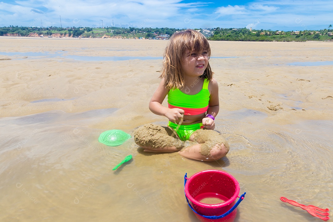 Linda menina garotinha criança sobre praia curtindo verão