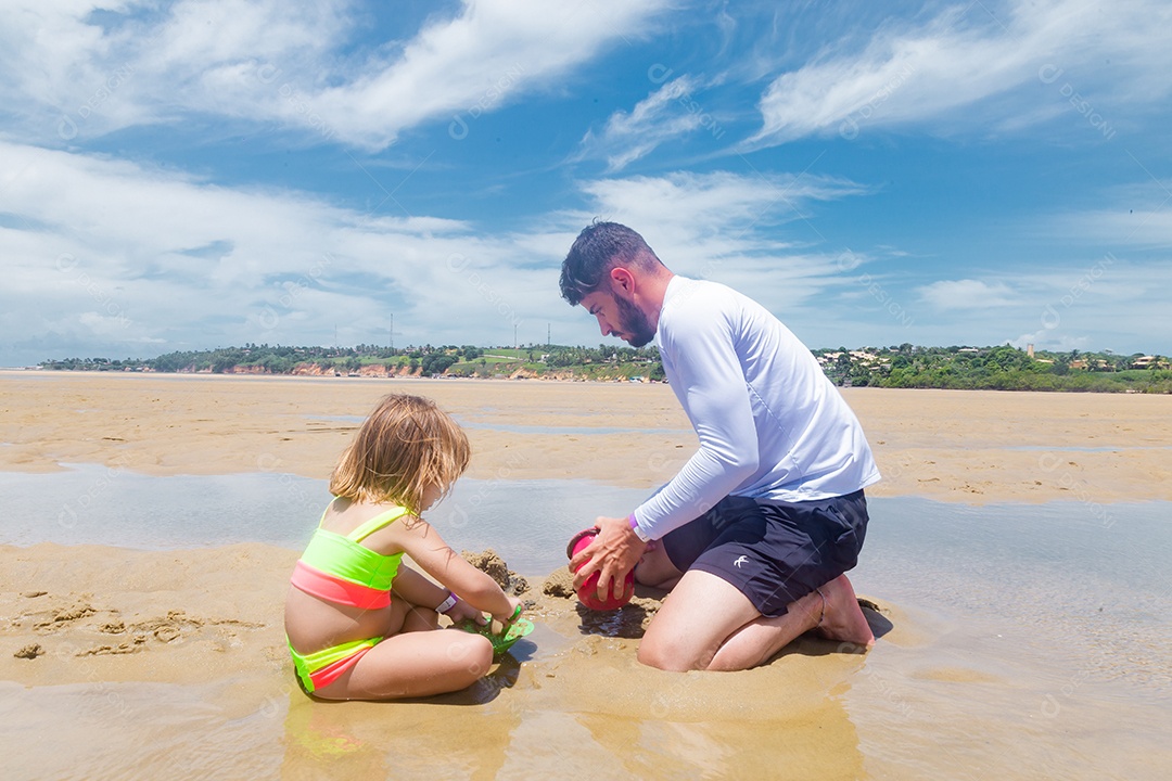 Pai brincando com sua filha sobre praia feliz férias família