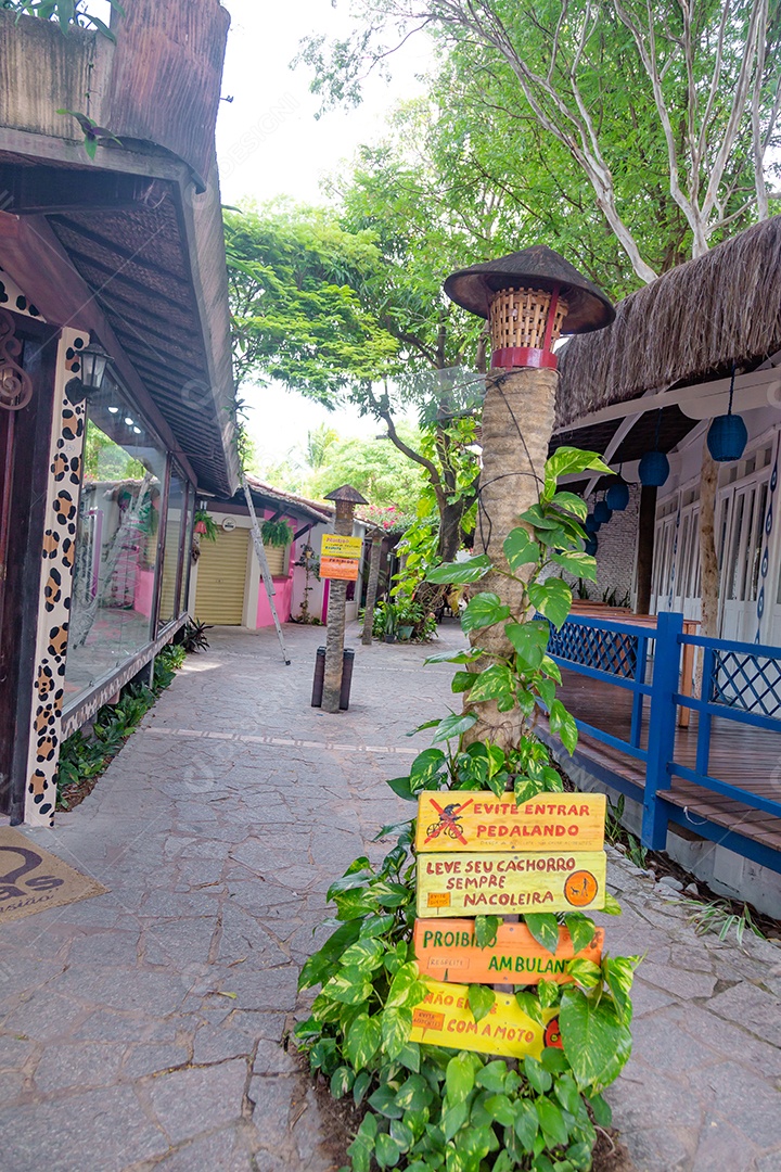 Pousada turísticas com placas alertando