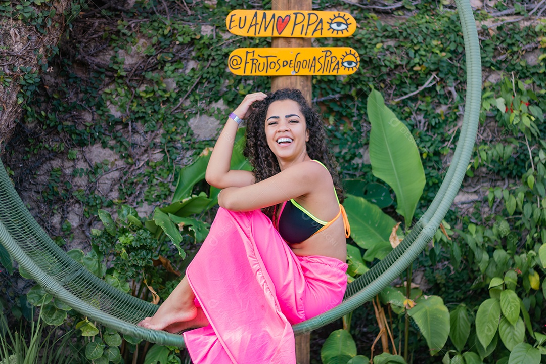 Linda mulher jovem pousando para fotos