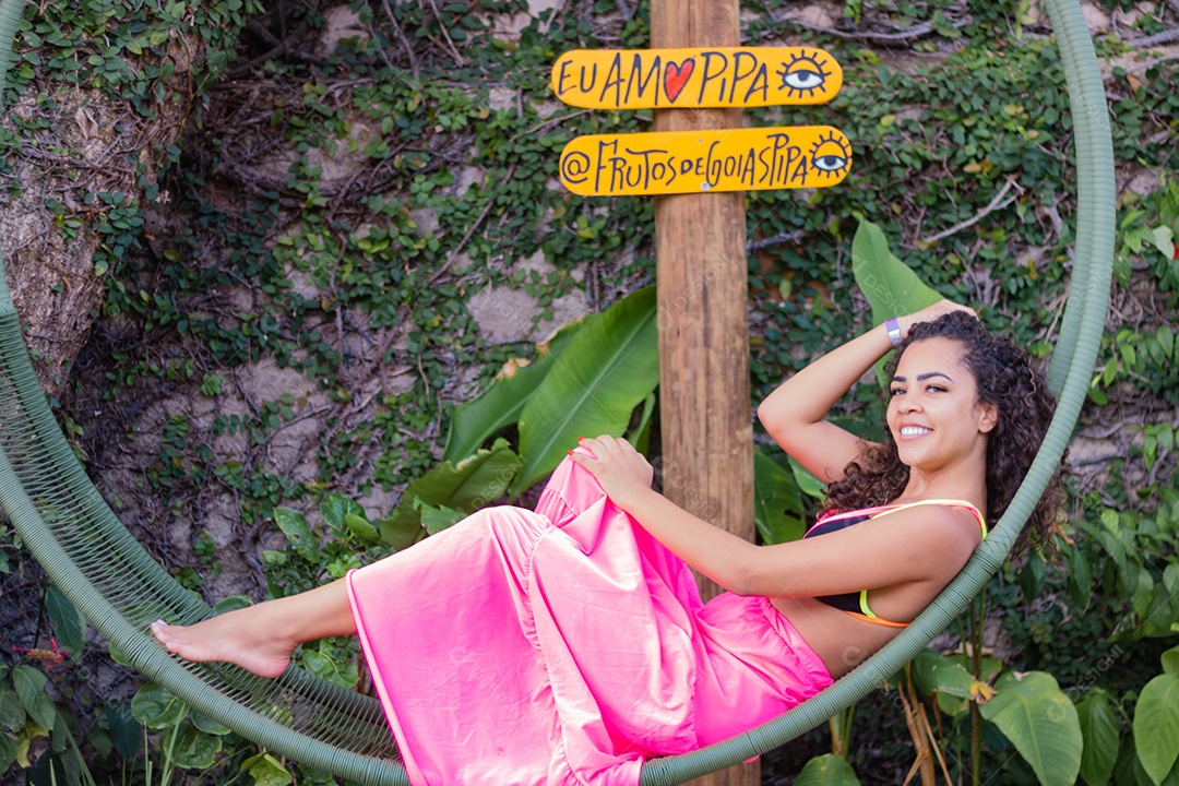 Linda mulher jovem pousando para fotos