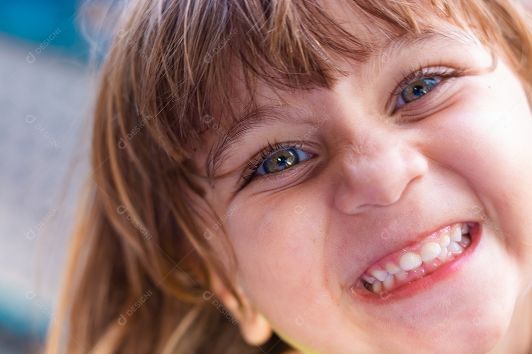 Linda criança menina feliz olhos verdes