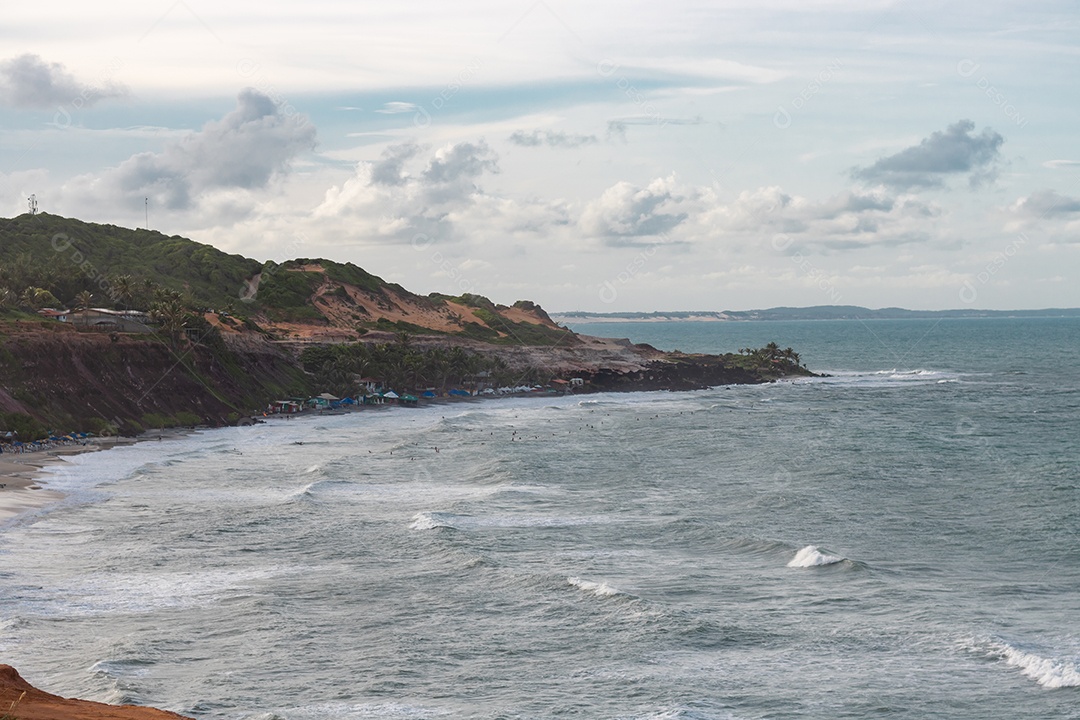 Ondas movimentadas paisagem praia