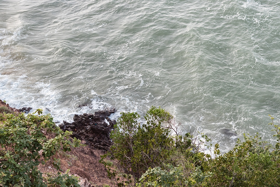 Ondas movimentadas paisagem praia