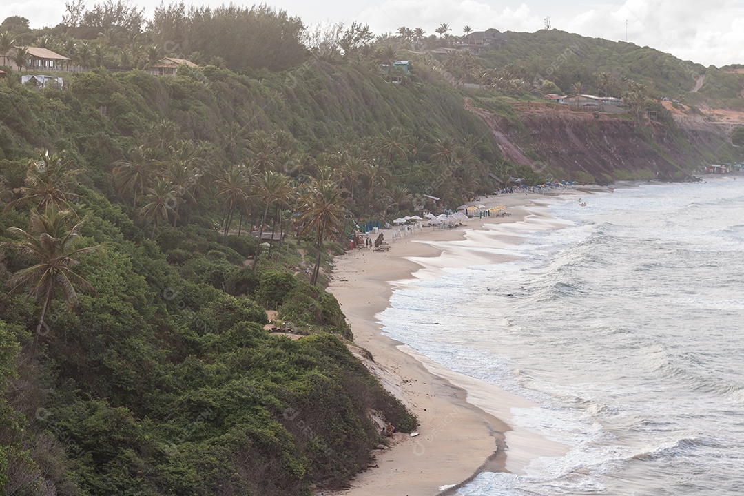 Ondas movimentadas paisagem praia