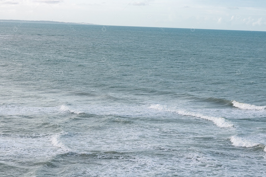 Ondas movimentadas paisagem praia