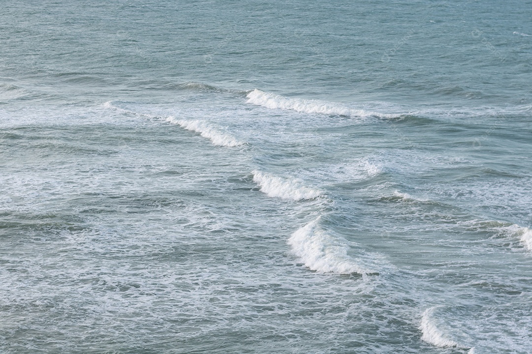 Ondas movimentadas paisagem praia