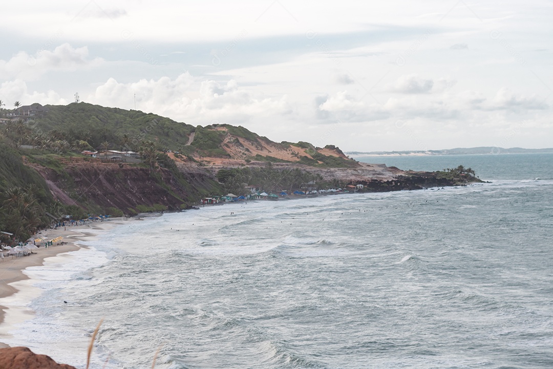 Ondas movimentadas paisagem praia