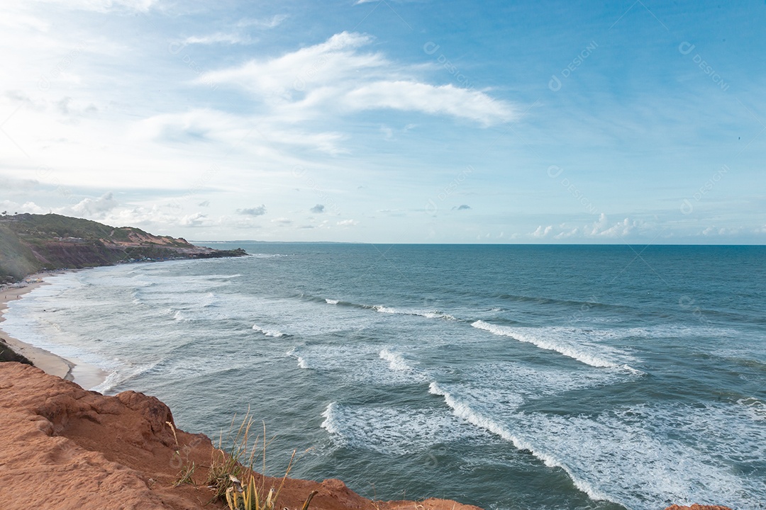 Ondas movimentadas paisagem praia