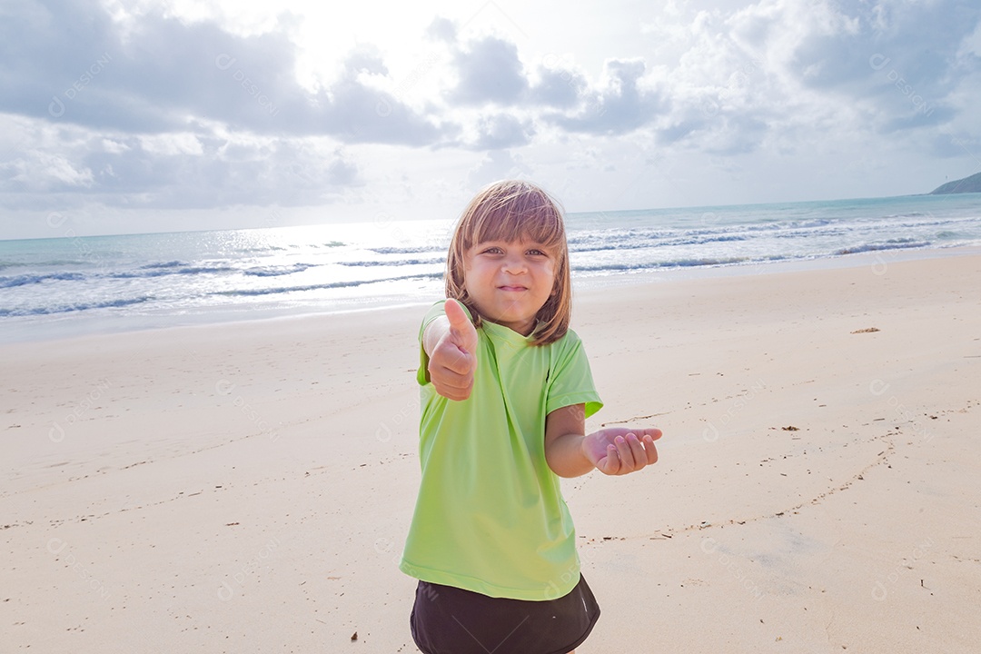 Linda menina garotinha criança sobre praia curtindo verão