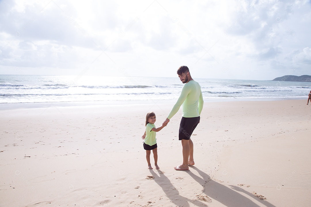 Pai brincando com sua filha sobre praia feliz férias família