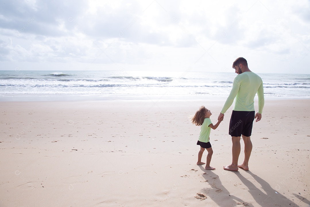 Pai brincando com sua filha sobre praia feliz férias família