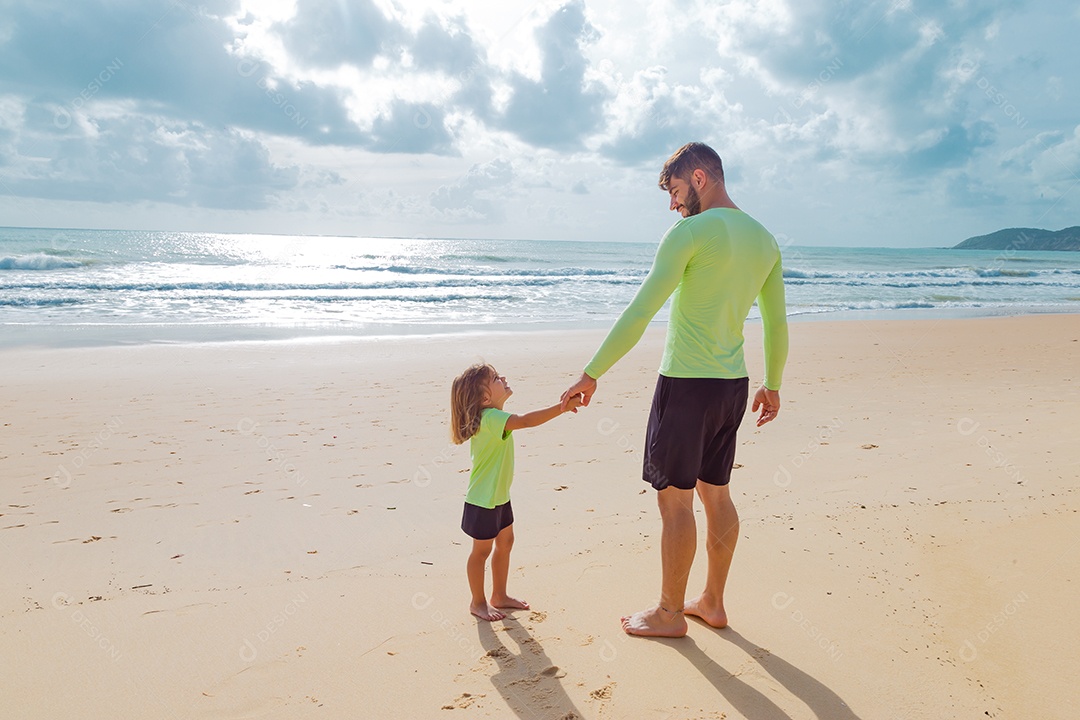 Pai brincando com sua filha sobre praia feliz férias família