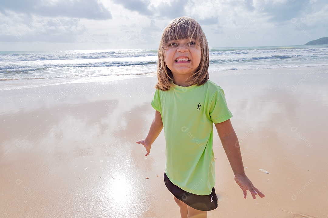 Linda menina garotinha criança sobre praia curtindo verão