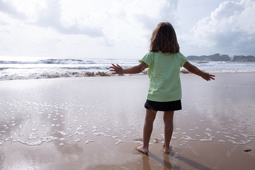 Linda menina garotinha criança sobre praia curtindo verão