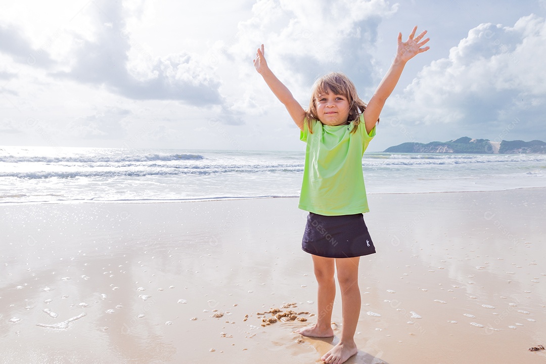 Linda menina garotinha criança sobre praia curtindo verão