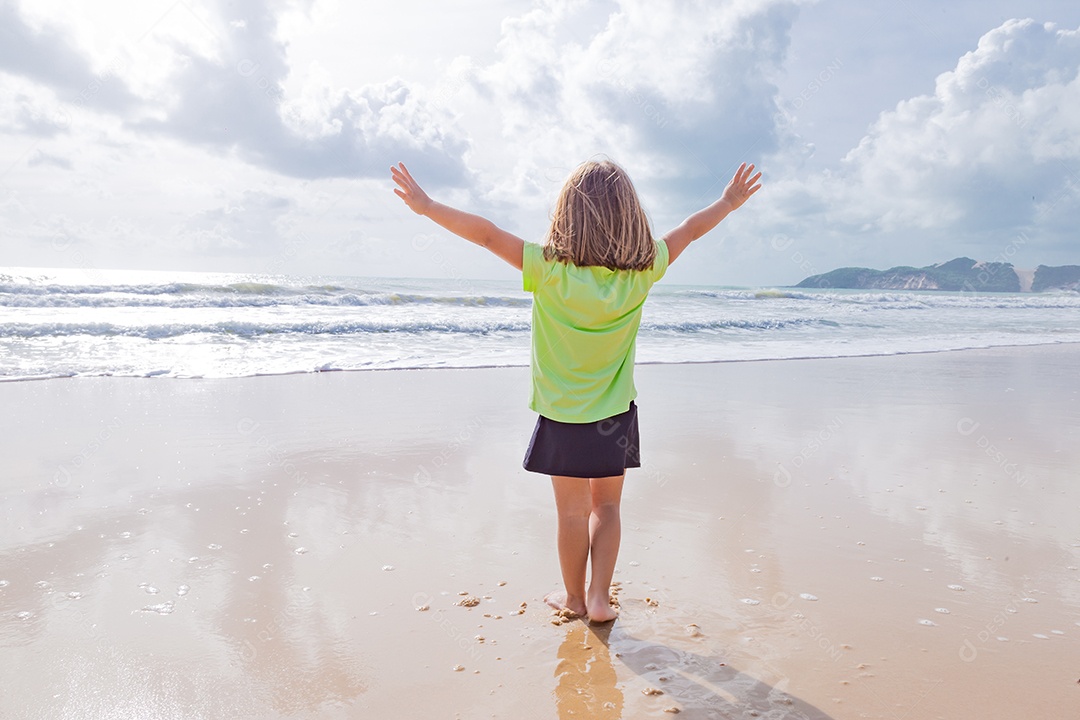 Linda menina garotinha criança sobre praia curtindo verão