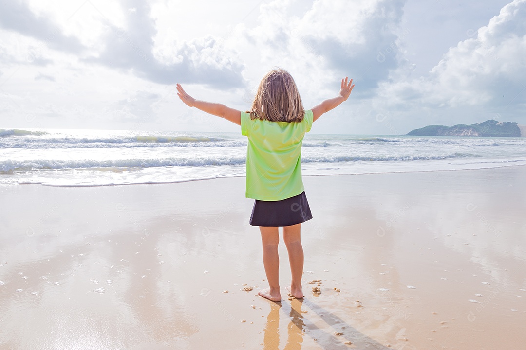 Linda menina garotinha criança sobre praia curtindo verão