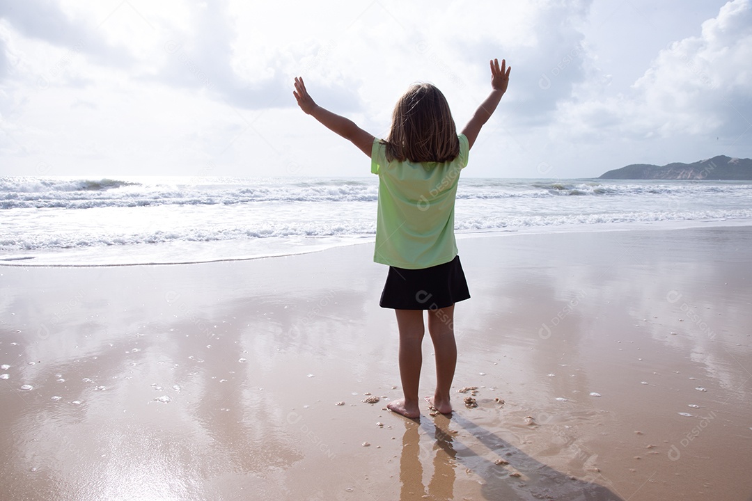 Linda menina garotinha criança sobre praia curtindo verão