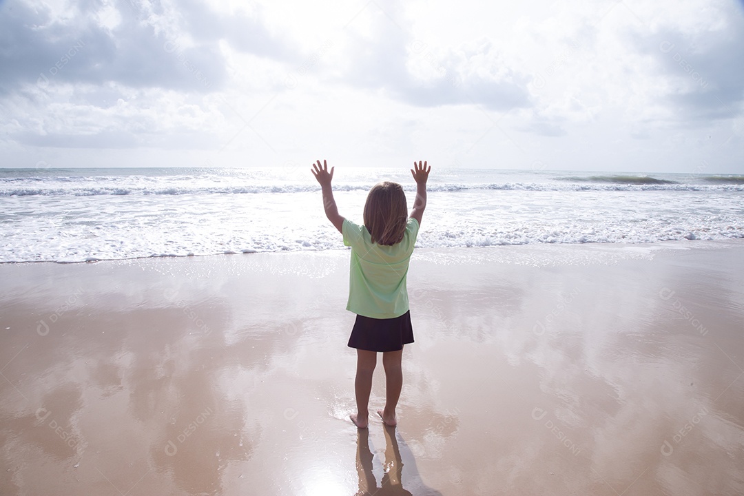 Linda menina garotinha criança sobre praia curtindo verão