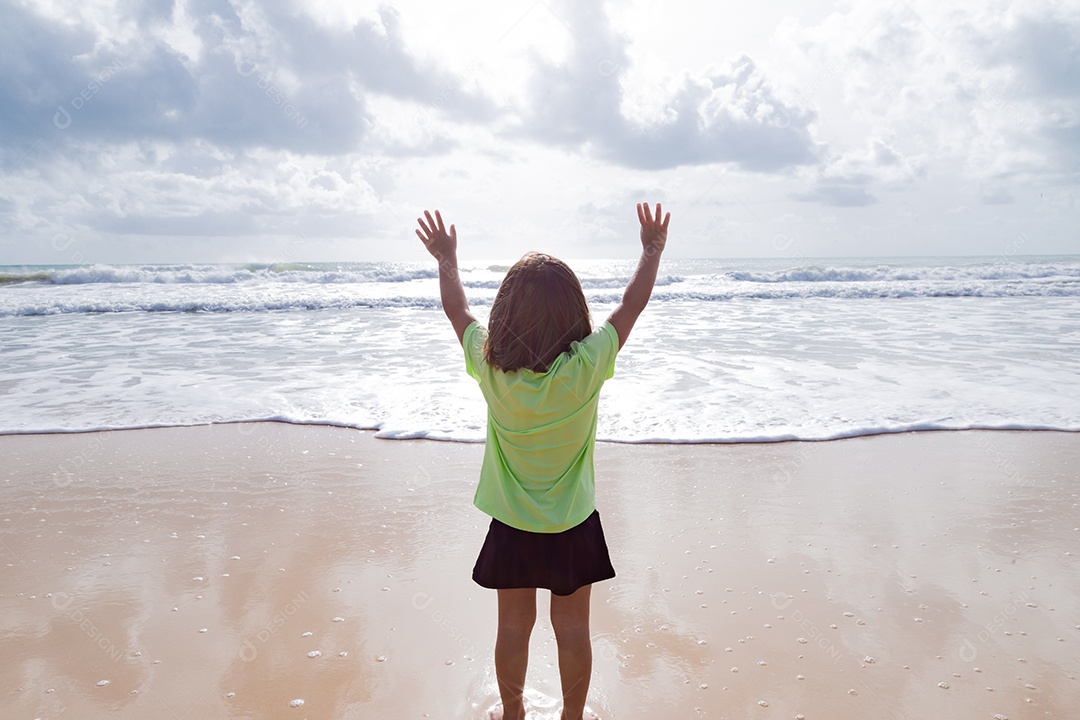 Linda menina garotinha criança sobre praia curtindo verão