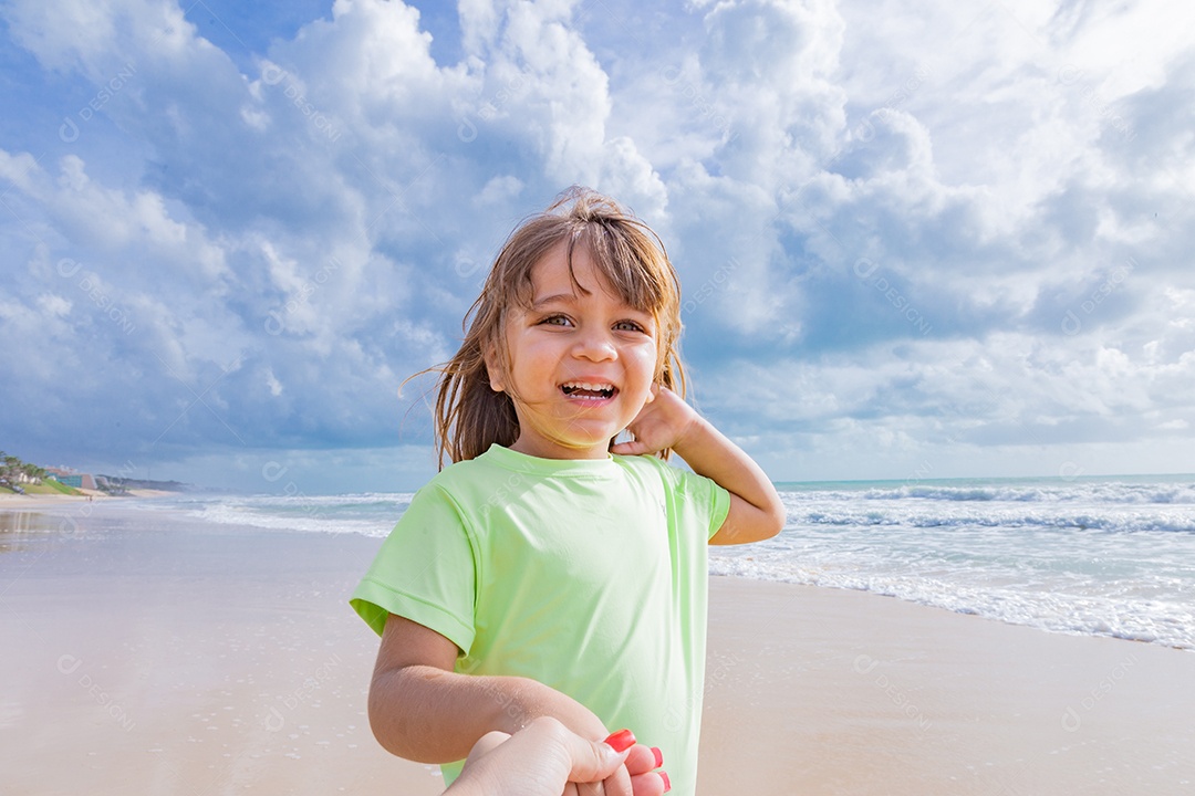 Linda menina garotinha criança sobre praia curtindo verão