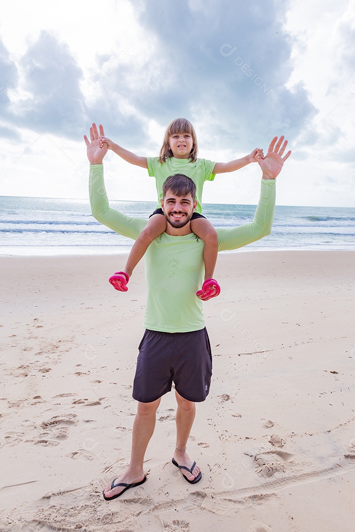 Pai brincando com sua filha sobre praia feliz férias família