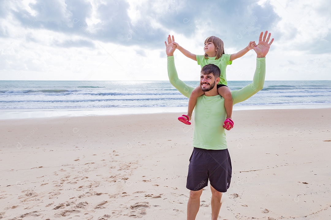 Pai brincando com sua filha sobre praia feliz férias família