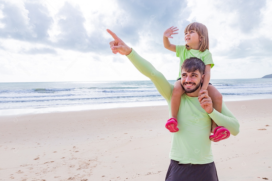 Pai brincando com sua filha sobre praia feliz férias família