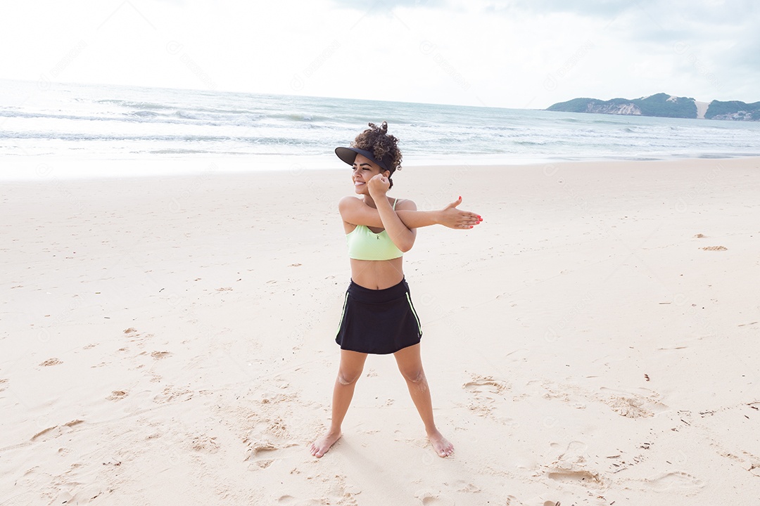 Linda mulher usando biquini sobre praia curtindo verão