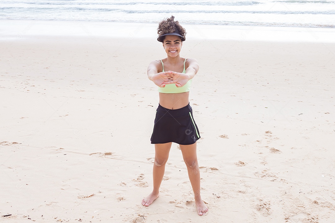 Linda mulher usando biquini sobre praia curtindo verão