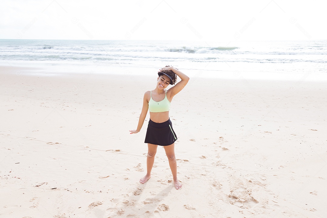 Linda mulher feliz sobre praia curtindo verão