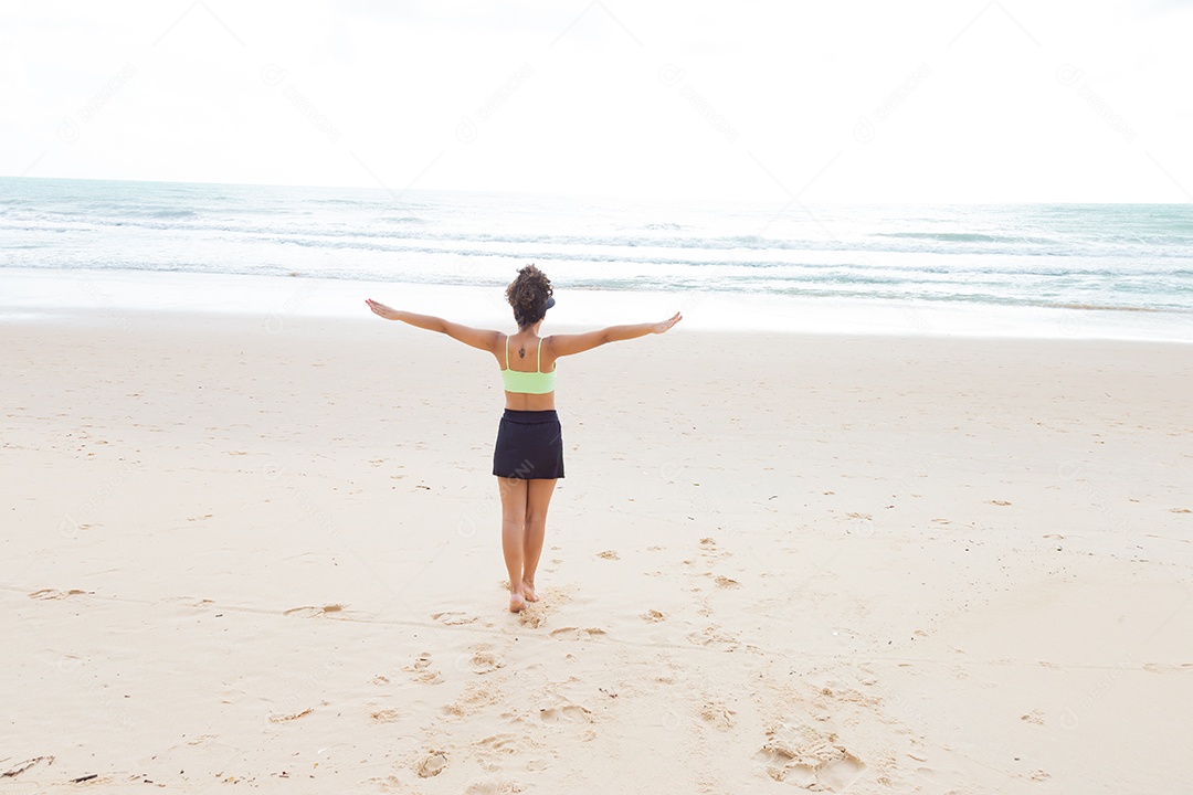 Linda mulher feliz sobre praia curtindo verão