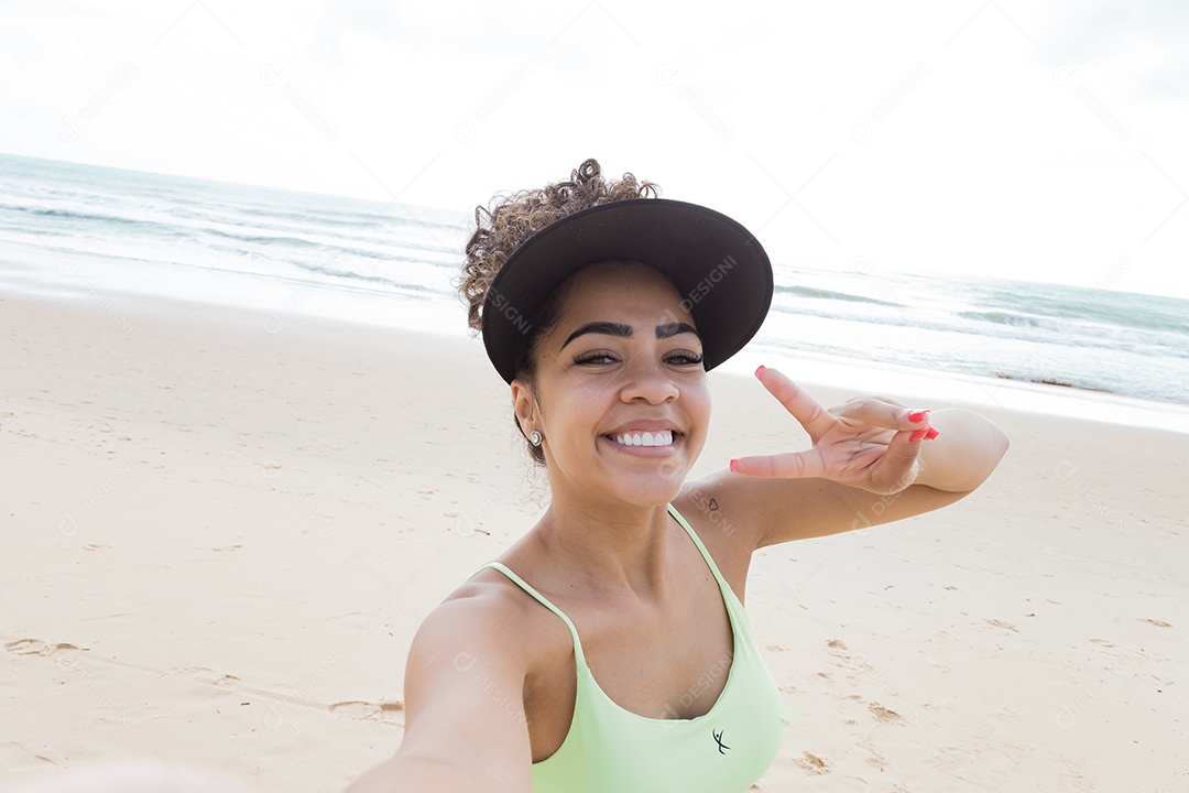 Linda mulher tirando selfie usando trajes de banho sobre praia curtindo verão