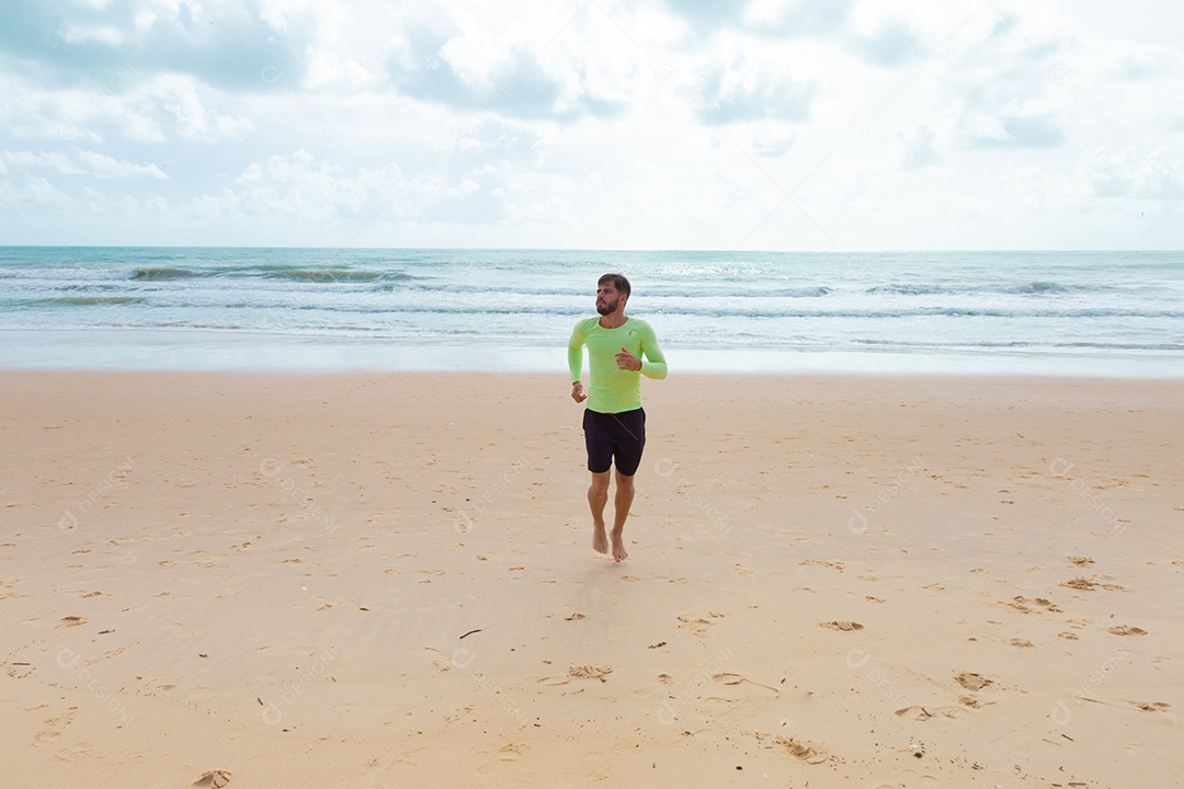 Homem jovem curtindo férias sobre uma praia